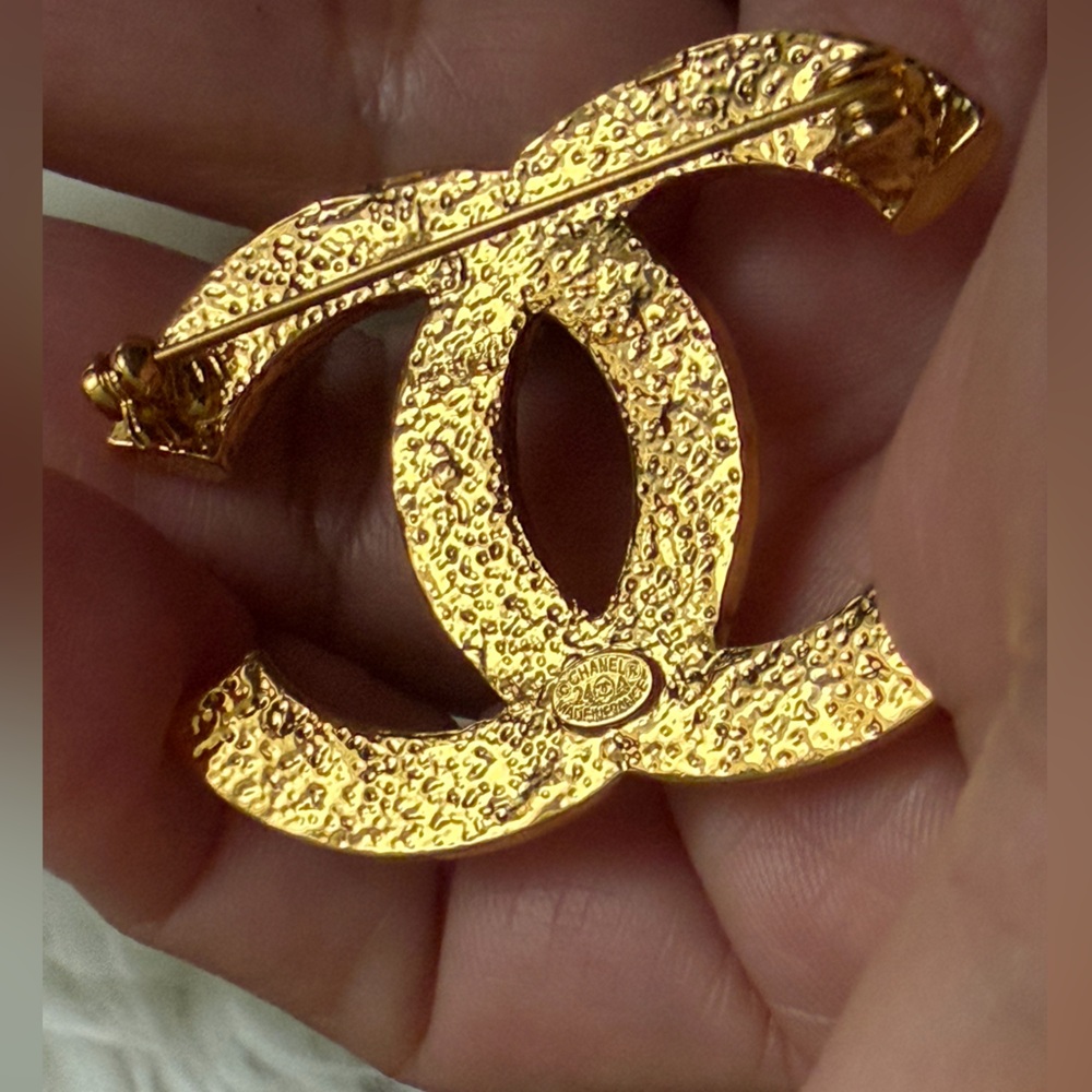 CHANEL Gold and faux Pearl Brooch - Picture 4 of 7